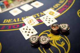 Antarmuka aplikasi mobile 7winbet menampilkan menu utama dengan Liga 1, live dealer, dan permainan slot